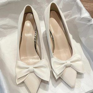 High-heeled shoes